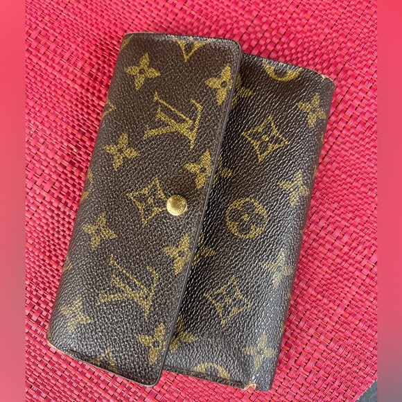 Rare Louis Vuitton monogram wallet 🌙 - Picture 13 of 17